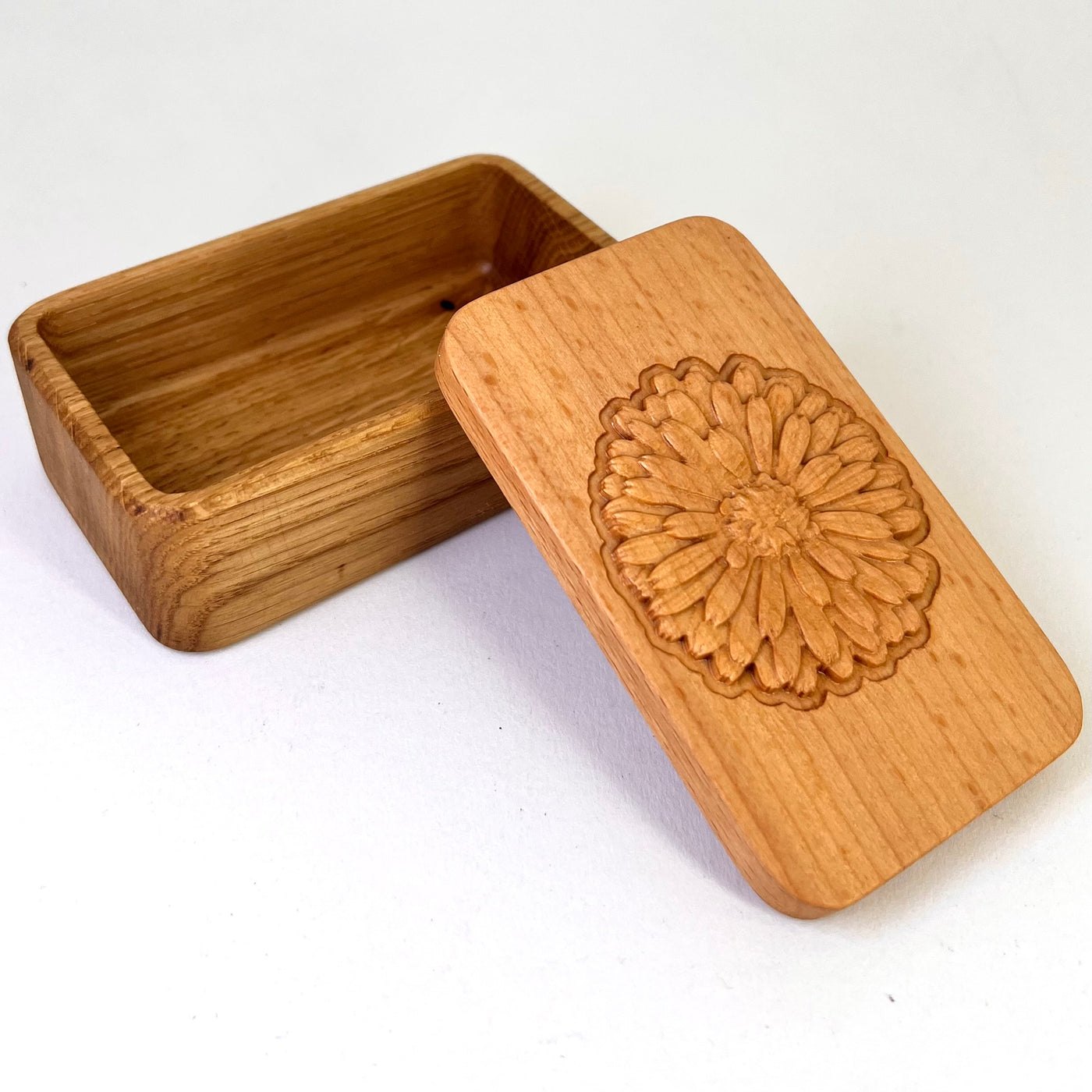 Kleine Holzdose mit Ringelblume – Bild 3